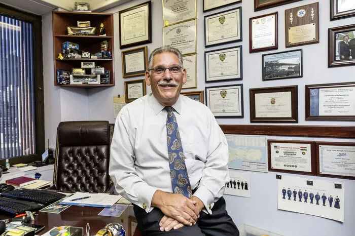 Die wesentlichen Gründe, warum sich das Support Services Bureau (SSB) der New Yorker Polizei unter Leitung von Deputy Commissioner Robert S. Martinez dafür entschieden hat, die 9000 Fahrzeuge umfassende Flotte der New Yorker Ordnungshüter um den Smart zu ergänzen, sind dessen Wendigkeit und Geräumigkeit.