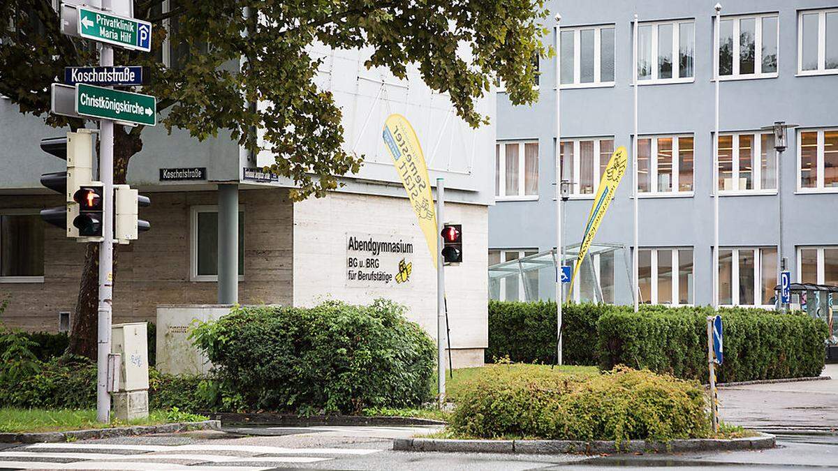 Die 18-Jährige wurde vor dem Abendgymnasium angegriffen