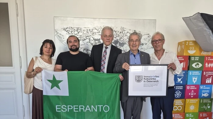 Franziska Dodik (zweite Vizepräsidentin des Esperanto-Dachverbands AEF), Philipp Prettenthaler (Unueco), Alfred Heiligenbrunner (erster Vizepräsident AEF) mit Alt-Bundespräsident Heinz Fischer und Esperanto-Bundesobmann Ewald Schick 