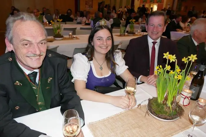 Auch Bürgermeister Johann Kaufmann, Weinhoheit Antonia Hiebaum und Pfarrer Christian Grabner statteten dem Ball einen Besuch ab (v.l.)