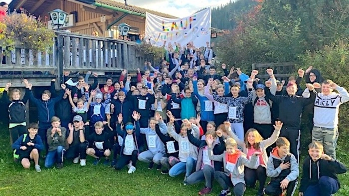 Vor den Augen von Direktorin Christa Spiegel, Organisatorin Isabel Enzinger und Caritas-Obersteiermark West-Regionalkoordinatorin Maria Rottensteiner wurden auf einer Laufstrecke im Gelände des Freizeitteich Möderbrugg fleißig Laufmeter die am Ende von individuellen Laufsponsoren in Spendeneuros umgewechselt wurden gesammelt. 