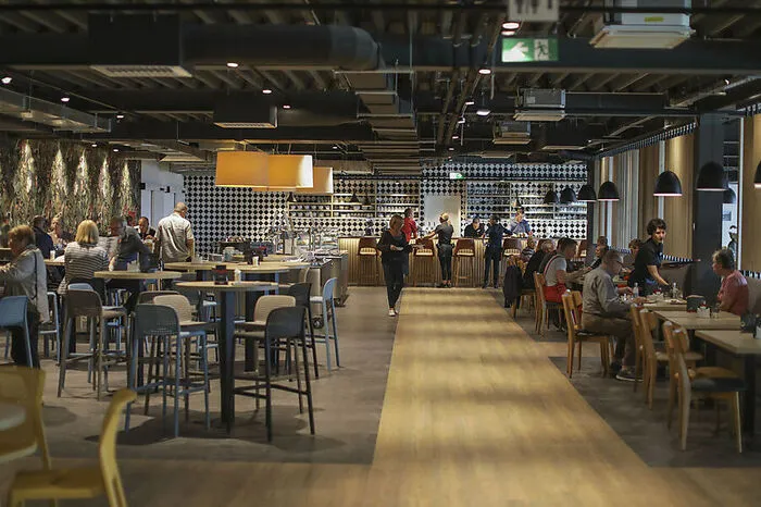 Der Restaurantbereich des erweiterten Möbelhauses in Laibach