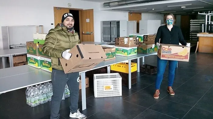 Mohamad Alaani und Sabine Kinz von Foodsharing Feldkirchen liefern jeden Mittwoch „Sozialkisterln“ aus, bis die normale Lebensmittelausgabe wieder stattfindet