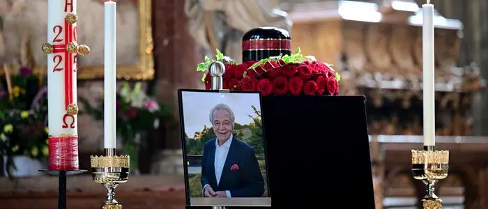 Freunde und Wegbegleiter bereiteten dem verstorbenen „Mr. Wunderbar“ Harald Serafin einen würdevollen Abschied