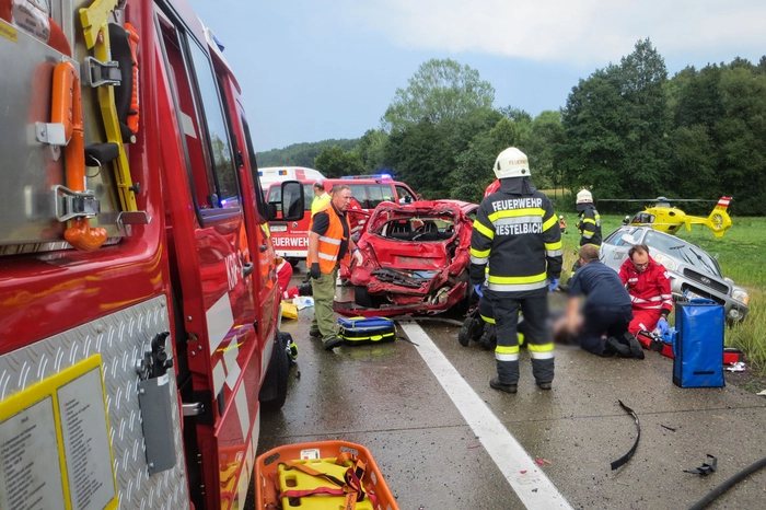 Der Unfalllenker starb, seine Beifahrerin wurde schwer verletzt.