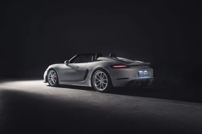 Und der ist hochinteressant, ist er doch nicht einfach eins zu eins aus dem großen Bruder 911 übernommen, sondern massiv umkonstruiert worden: Das Triebwerk aus der Carrera-Baureihe wurde auf vier Liter Hubraum aufgebohrt und die Turbos abgenommen, die Orgel dreht jetzt bis 8000 Touren und hat auch eine Zylinderabschaltung. Im GT4 leistet der Boxer 420 PS (35 bzw. 45 mehr als beim Vorgängermodell), 420 Newtonmeter maximales Drehmoment und ist an ein manuelles Sechs-Gang-Getriebe gekoppelt.