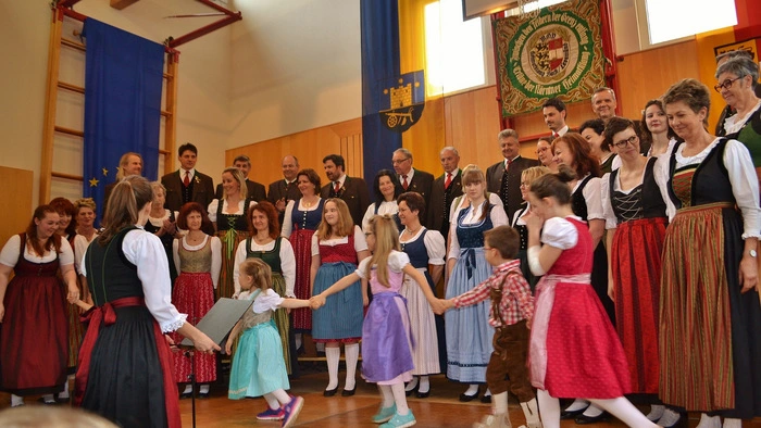 Anna Mokoru leitete den Gemischten Chor und den Männerchor Heimatklang Bach.