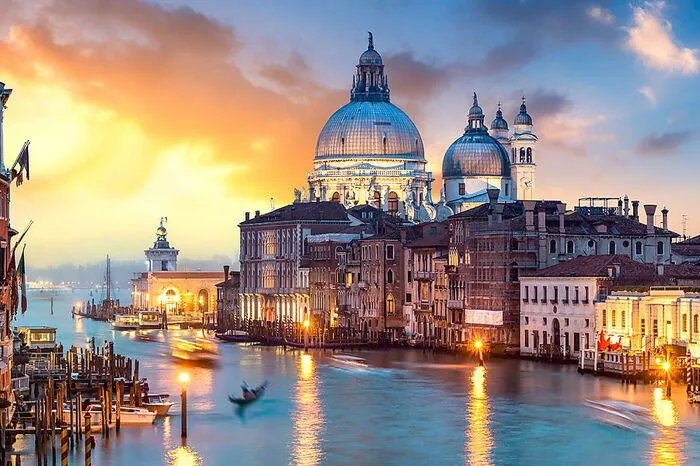 In Zeiten von Corona hatten Städte unter dem Ausbleiben der Touristen zu leiden, jetzt ist er wieder da: der Overtourism. So auch in Venedig, dass trotz Verbannen der Kreuzfahrtschiffe aus dem Zentrum und Eintritt für Tagestouristen ab 2023 kommen auf einen Einwohner 370 Touristen pro Jahr. Zusätzlich bedroht ist die Serenissima vom Meeresspiegel, der durch den Klimawandel ansteigt.