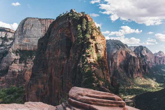 Eine von der Natur geformte Treppe im Zion Nationalpark: Rund 8,6 Kilomter führt der Wanderweg über mehr als 450 Höhenmeter bergan. Die letzten Meter erklimmt man bei einer Steigung von knapp 90 Grad. Der Ausblick von der "Landeplattform der Engel" auf den Virgin River lohnt sich.