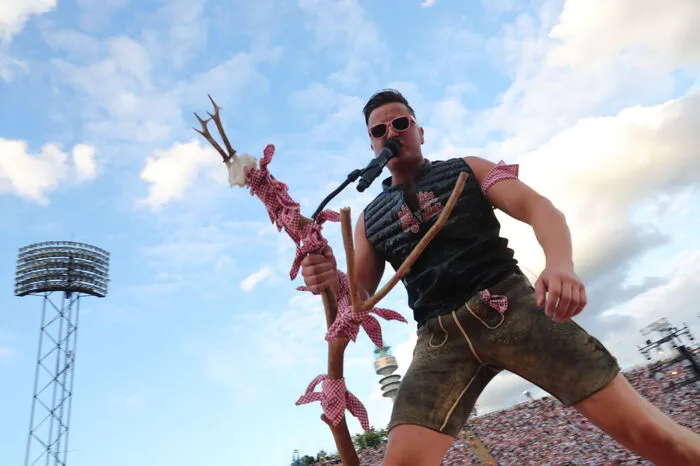 ... und in Topform auf der Bühne: Andreas Gabalier hat zum zweiten Mal in Folge das ausverkaufte Olympiastadion in München gerockt.