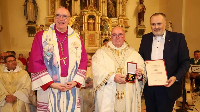 Wenn jemand zu feiern weiß, dann ist das der singende Pfarrer Franz Brei. Mit einem Festgottesdienst, den Bischof Ägidius Zsifkovics mit zahlreichen Priestern zelebrierte, wurde kürzlich Breis Priesterjubiläum (25 Jahre) gefeiert