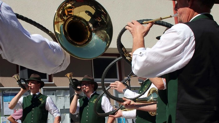 Das Fest eröffnete musikalisch die Jagdhornbläsergruppe der Jägerrunde Bad Eisenkappel. Danach spielte ein Ensemble des Jauntaler Musikantenstammtisches.