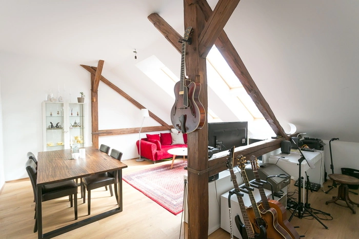 ... unter dem Dach wurden außerdem nach Plänen des Architekten Siegfried Frank 40 Quadratmeter ausgebaut.