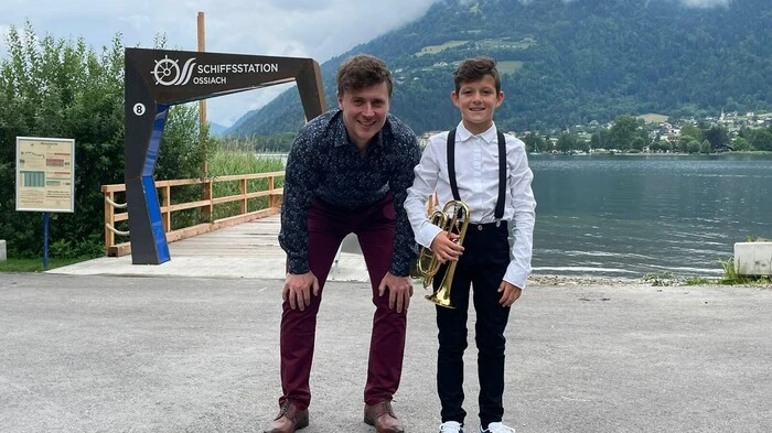 Samuel Pflügl (Flügelhorn) mit Lehrer Peter Kosz von der Musikschule Spittal-Baldramsdorf