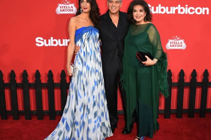Clooney erschien mit seiner Ehefrau Amal und seiner Schwiegermutter Baria Alamuddin am roten Teppich.