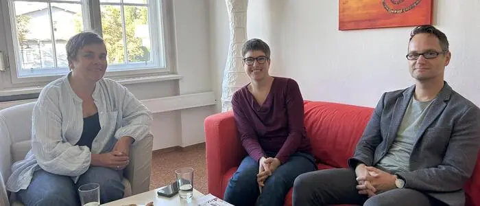 Die Workshop-Referenten Tereasa Promitzer (l.) und Robert Gamel mit Birgit Olbrich (m.) von der Frauen- und Mädchenberatung Hartberg-Fürstenfeld