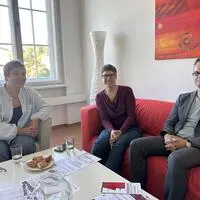 Die Workshop-Referenten Tereasa Promitzer (l.) und Robert Gamel mit Birgit Olbrich (m.) von der Frauen- und Mädchenberatung Hartberg-Fürstenfeld