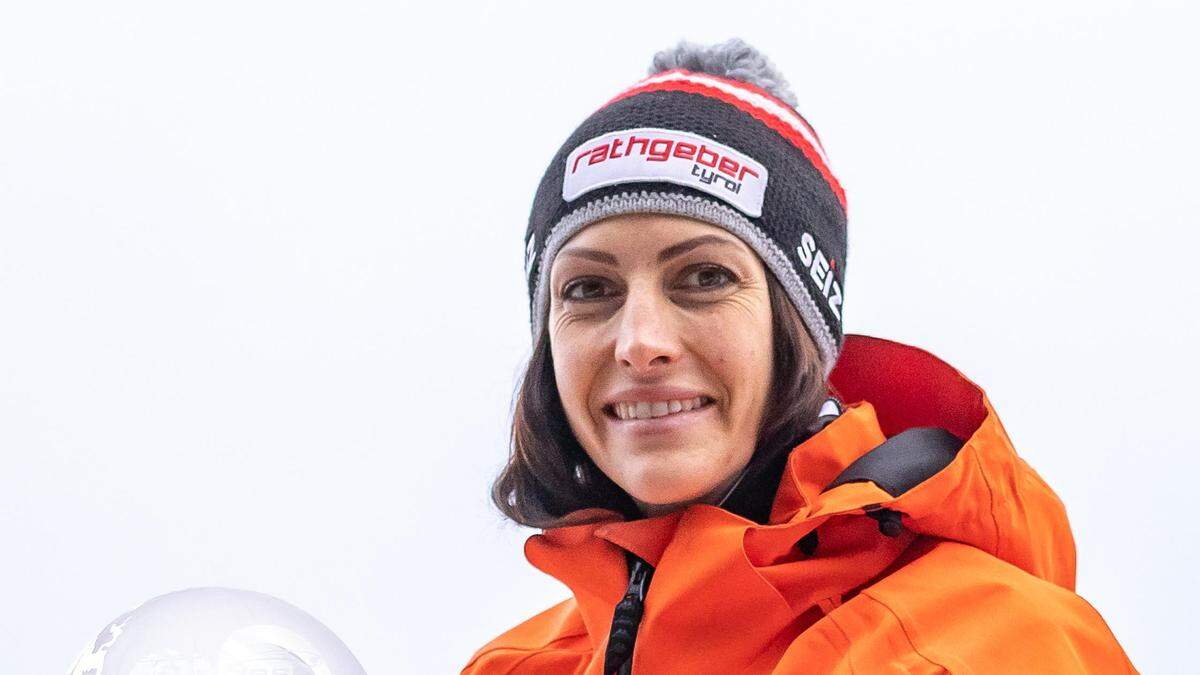 Janine Flock mit der Kristallkugel für den Sieg im Gesamtweltcup während der Siegerehrung im Skeleton der Damen im Jänner 2021