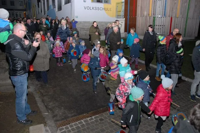 Als Belohnung gab es für die Kinder eine besonderes Überraschung: die Aufführung eines Schwarzlichttheaters.