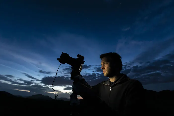 ... und natürlich teures Equipment inklusive Teleskop und Nachführung, um bei längerer Belichtungszeit die Erdumdrehung auszugleichen.