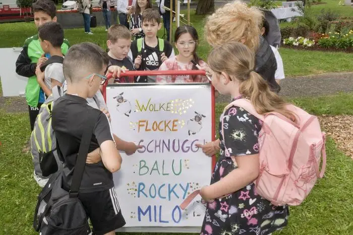 Die 3B Klasse der VS Lindenallee gestaltete bunte Tafeln für den Naschgarten und nahm an der Eröffnung teil. 
