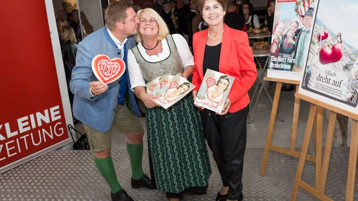 Am Donnerstag wurde das Magazinbuch im Kunsthaus Sudhaus der Villacher Brauerei präsentiert. Erhältlich ist "A feste Gaude" um 14,90 Euro ab sofort in den Regionalbüros der Kleinen Zeitung, im Kleine-Zeitung-Onlineshop und im Büro des Villacher Kirchtags am Hans-Gasser-Platz.