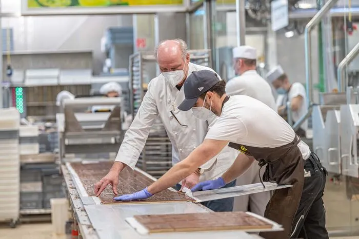 Das Herzstück des Unternehmens ist die handgeschöpfte Schokolade. Durch das Übereinanderschichten wird der spezielle Geschmack erzeugt.