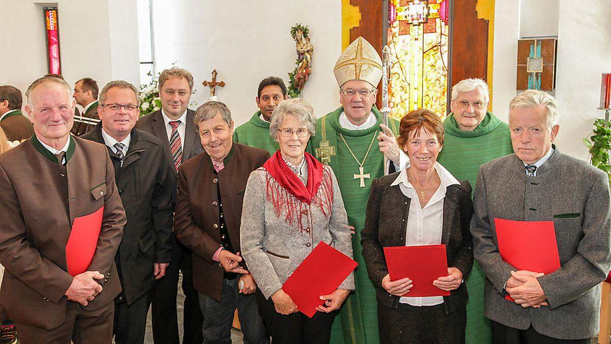 Schwarz mit den Geehrten und weiteren Festgästen 