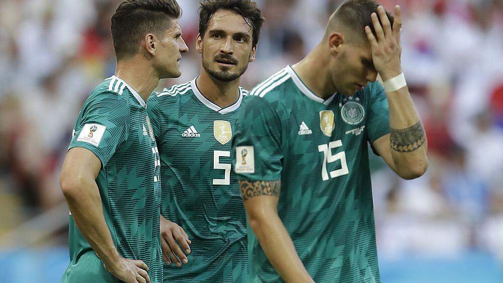 Mario Gomez, Mats Hummels und Niklas Süle (von links) können es nicht fassen: Deutschland fährt heim
