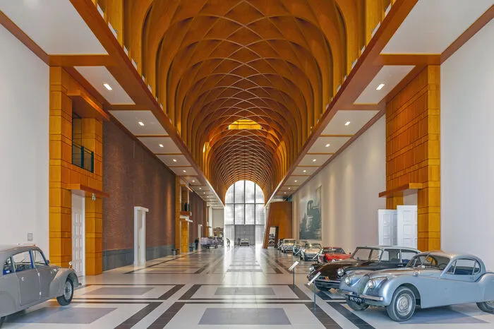 In der großen Halle stehen die Ausstellungsstücke für die Meilensteine der Automobilnationen. Österreich ist durch ein Steyr "Baby" vertreten.