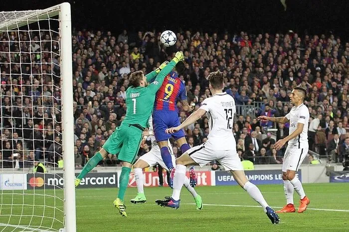 Die Gastgeber starteten furios: Nach nur etwas mehr als zwei gespielten Minuten drückte Luis Suarez das Leder per Kopf über die Linie - eine Zentimeterentscheidung! Früh war die Stimmung angeheizt, man spürte, hier könnte tatsächlich etwas gehen. Bis zum nächsten Treffer dauerte es lange,...