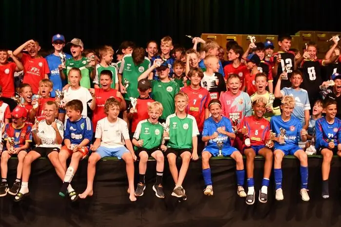 Unter der Leitung von Turnierorganisator Georg Steiner kämpften an zwei Tagen insgesamt 550 Kinder aus 73 Mannschaften aus der Steiermark, Kärnten und Salzburg um Tore, Punkte und Pokale. So bestätigte der Murelli Kids-Cup einmal mehr seinen Stellenwert als eines der größten Nachwuchsfußballturniere der Region.