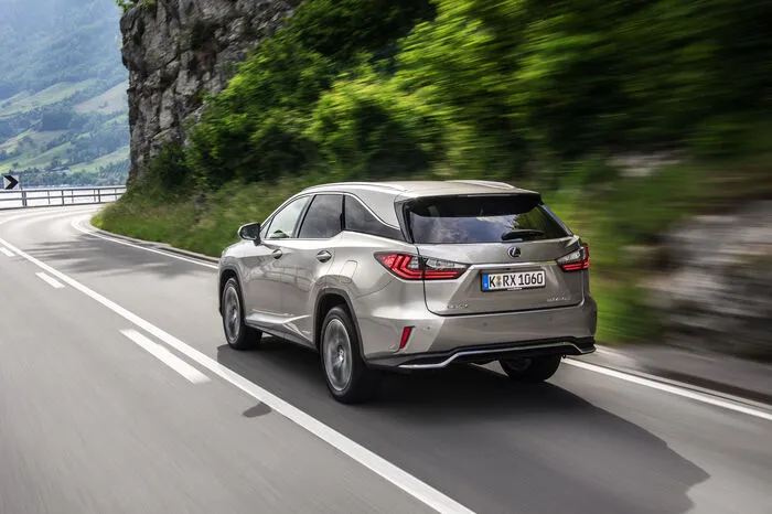 Werden sie nicht benötigt, lassen sie sich versenken und geben 432 Liter Kofferraum frei. Die Heckklappe öffnet optional sensorgesteuert mit einer Handbewegung in der oberen Hälfte des Lexus-Logos.