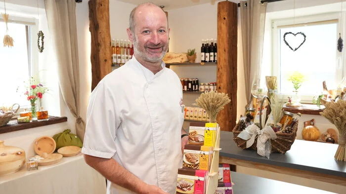 Rudi Nussbaumer bietet seine selbstgeschöpften Schokoladen im Hofladen Schiffer an.