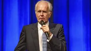 Harald Schmidt beim Gastspiel Bläid Night - die etwas andere Late-Night-Show im Festsaal der Freiheitshalle. Hof, 05.02.2024 *** Harald Schmidt at the guest performance Bläid Night the somewhat different late night show in the ballroom of the Freiheitshalle Hof, 05 02 2024 Foto:xM.xWehnertx/xFuturexImagex blaeid_4210