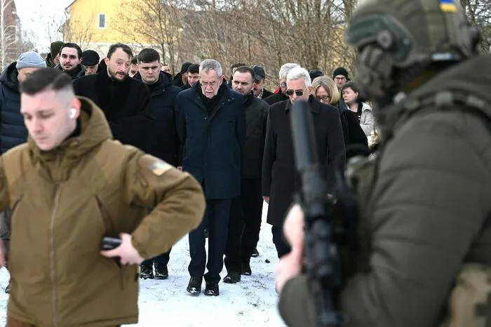 Der erste Weg führte Van der Bellen in die Kleinstadt Butscha - in der Vergangenheit Schauplatz schrecklicher Kriegsverbrechen.