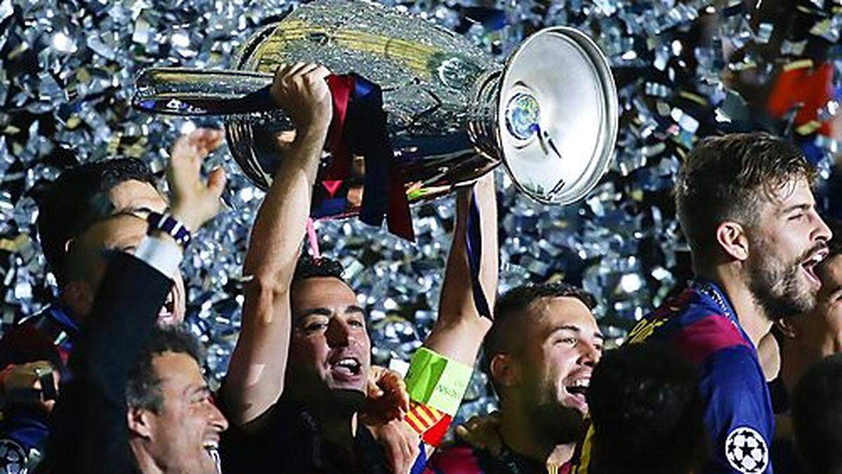 Xavi durfte den Pokal in die Höhe stemmen