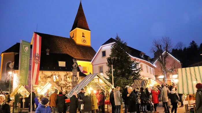 Der Heimatkreis Ligist unter Obmann Andreas Herbst organisierte mit Unterstützung der Marktgemeinde Ligist wieder den beliebten Christkindlmarkt mit vielen Ausstellern und einer großen Auswahl an Produkten rund um das Weihnachtsfest.