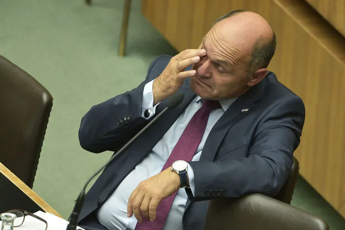 "In den Ministerrat muss ich, aber ich muss nicht mit Kern auf einen Kaffee gehen. Das überlasse ich lieber dem Kollegen Mitterlehner." - Innenminister Wolfgang Sobotka (ÖVP) und der Bundeskanzler werden auch keine Freunde mehr.