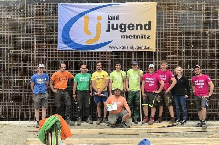 „Feuer und Flamme“ – unter diesem Motto setzte die Landjugend Metnitz ihr „Tat.Ort“-Projekt um und half einem guten Freund beim Wiederaufbau seiner Existenz