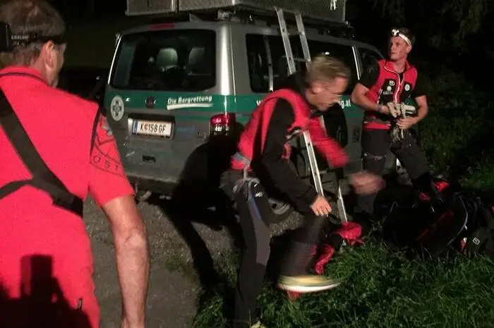 Gegen 21 Uhr konnte die Frau leicht erschöpft in einem Waldstück aufgefunden werden.