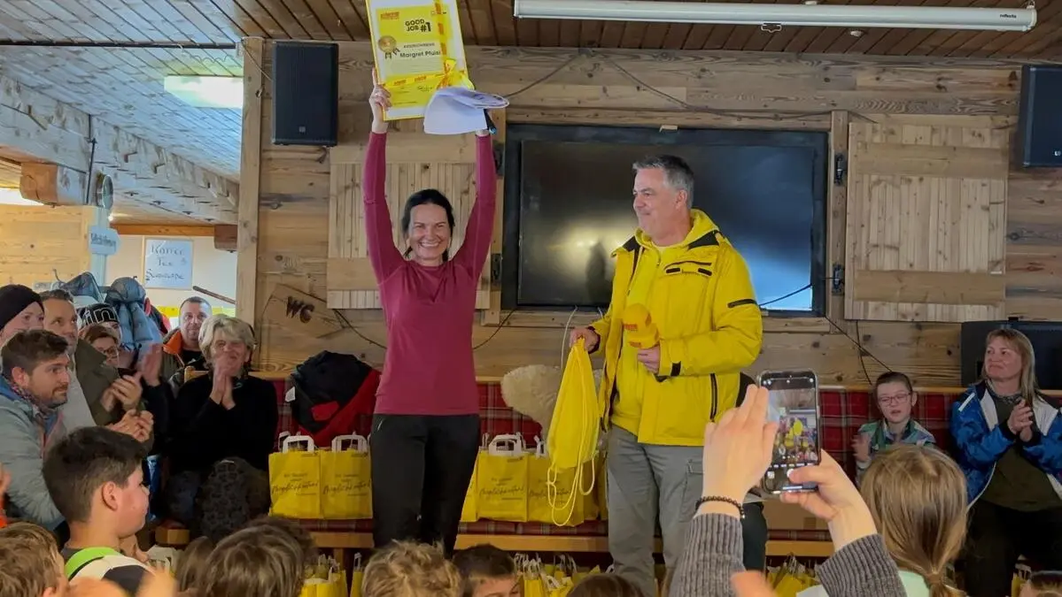 Direktorin Margret Pfuisi wurde mit einer „Good Job“-Urkunde ausgezeichnet