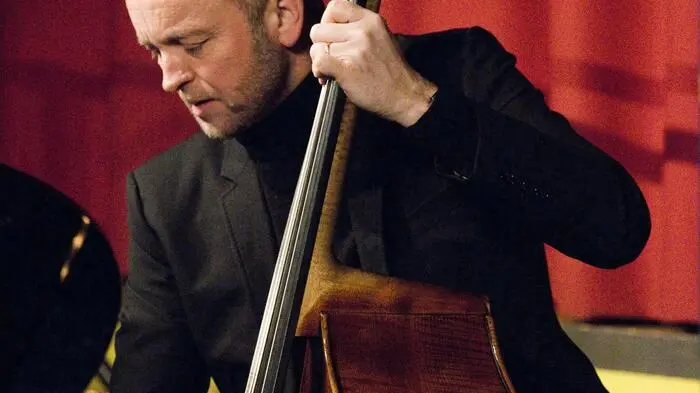 Der junge ungarische Saxophonist Ármin Jambor verfügt über eine spezielle Raffinesse, die sich nicht nur in seinem virtuosen Spiel, sondern auch in seinen Kompositionen zeigt.