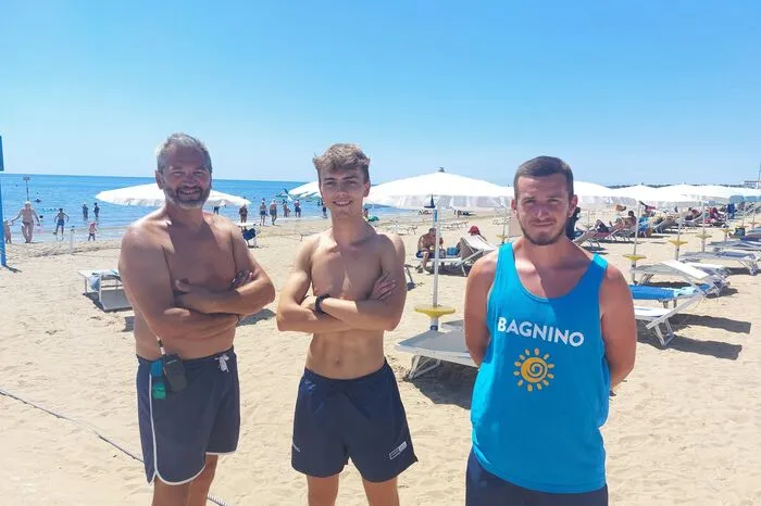 Die Strandbademeister begleiten die Gäste zu ihren Liegen.