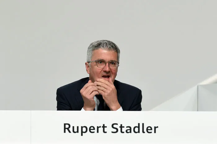 Häftling des Jahres. Er ist die tragische Figur des Jahres: Audi-Boss Rupert Stadler ist der erste Unternehmenschef in der deutschen Autoindustrie, der im Amt inhaftiert wurde. Der Bayer saß vier Monate in U-Haft, ihm droht Anklage.