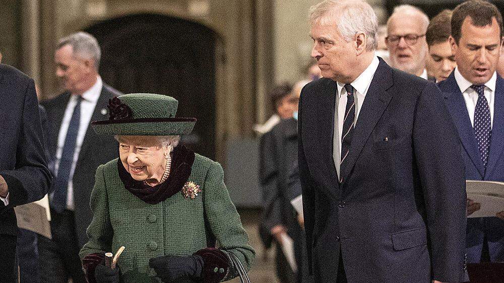 Die Queen zeigte sich mit ihrem unter Missbrauchsverdacht stehenden Sohn Prinz Andrew. 
