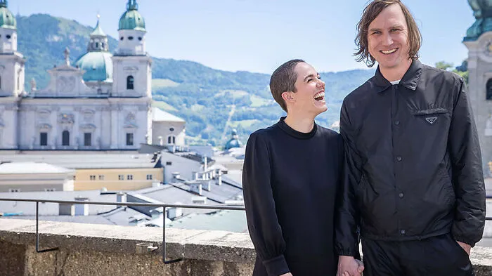 Genderfluide Kostüme und ein aufsehenerregender Cast: Gestatten, 2021 ist Lars Eidinger als "Jedermann" zu sehen - mit Verena Altenberger als Buhlschaft. Erste Bilder der Probe finden Sie hier.