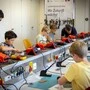 Kinder sitzen in einem MINT-Labor an Werktischen