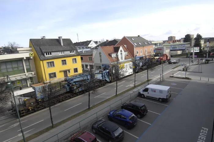 Früher fuhren die Züge aus den Werken von Siemens und Andritz meist am Freitag Nachmittag mit den Trafos mitten auf der Straße. Eine Änderung im Eisenbahngesetz sorgte dafür, dass das ab 2024 nicht mehr erlaubt gewesen wäre. Um den Industriestandort abzusichern, wurde der Umbau veranlasst.