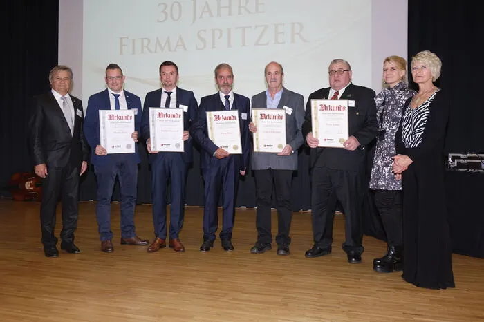 Ehrung für die langjährigen Mitarbeiter Markus Ebner und Joachim Hammerl (25 Jahre) sowie Franz Haupt, Franz Schafferhofer und Ernst Spitzer (30 Jahre).